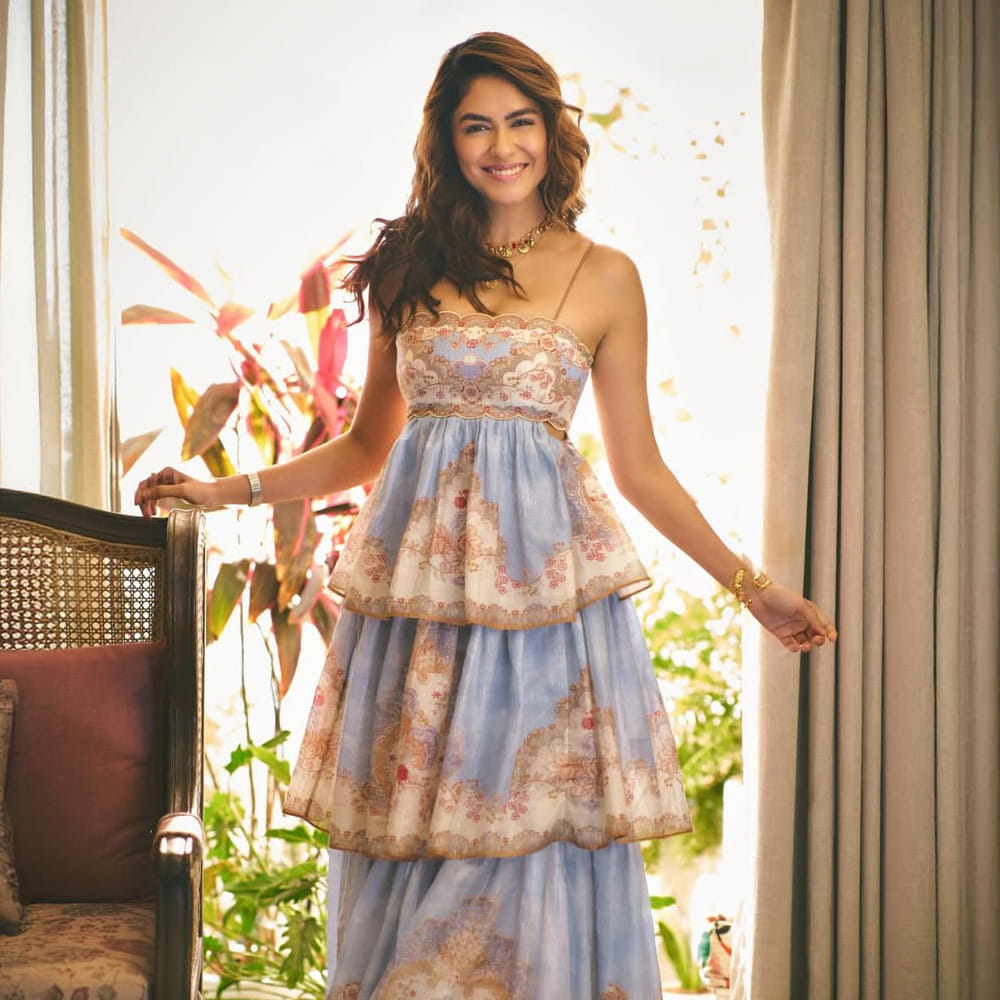 ఈ నెలలోనే వీరిద్దరు పెళ్లి చేసుకోబోతున్నారని ప్రచారం జరుగుతుంది. అయితే ఈ రూమర్స్ పై ఇద్దరూ అధికారికంగా ప్రకటించకపోయినప్పటికీ.. నెట్టింట పెళ్లి వార్తలు మాత్రం ఆగడం లేదు. తాజాగా మృణాల్ బ్రేకప్ పై చేసిన కామెంట్స్ వైరలవుతున్నాయి. 