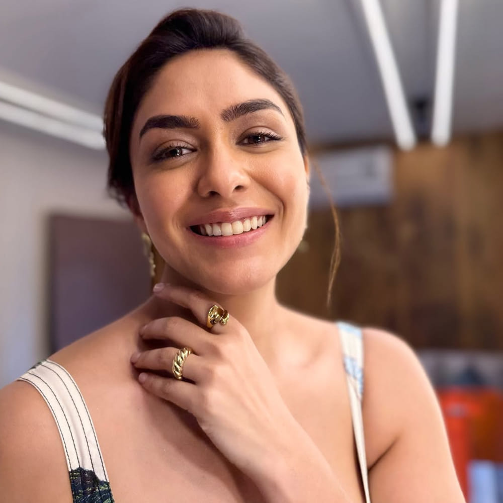 అంతేకాదు. ఈ సినిమాలో స్పెషల్ సాంగ్ చేయడానికి మృణాల్ దాదాపు రూ.3 కోట్ల పారితోషికం తీసుకుంటుందని టాక్. అయితే దీనిపై ఇంతవరకు ఎలాంటి క్లారిటీ రాలేదు. ప్రస్తుతం మృణాల్ తెలుగులో డెకాయిట్ చిత్రంలో నటిస్తుంది. ఇందులో అడివి శేష్ హీరోగా నటిస్తున్నారు. 