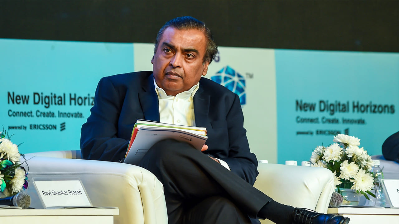  Mukesh Ambani: ఆసియాలో అత్యంత ధనవంతుడైన ముఖేష్ అంబానీ లైఫ్‌ స్టైల్‌ గురించి తెలుసుకోవాలని చాలా మందికి ఆసక్తి ఉంటుంది. ఆయన దిచ చర్య ఏమిటి? ఎలాంటి ఆహారం తీసుకుంటారో తెలుసుకోవాలనే ఆసక్తి ఉంటుంది. అయితే రిలయన్స్ గ్రూప్ ఛైర్మన్‌ను ఆయన విజయ రహస్యం ఏమిటని అడిగినప్పుడల్లా ఆయన తన లక్ష్యానికి కట్టుబడి ఉండటం గురించి మాట్లాడుతారు. జరగని విషయాల గురించి ఆలోచించే బదులు భవిష్యత్తు గురించి ఆలోచించాలని ఆయన నమ్ముతారు. అందుకే 68 సంవత్సరాల వయస్సులో ఆయన కోట్లాది మంది యువతకు ఒక ఆదర్శం.
