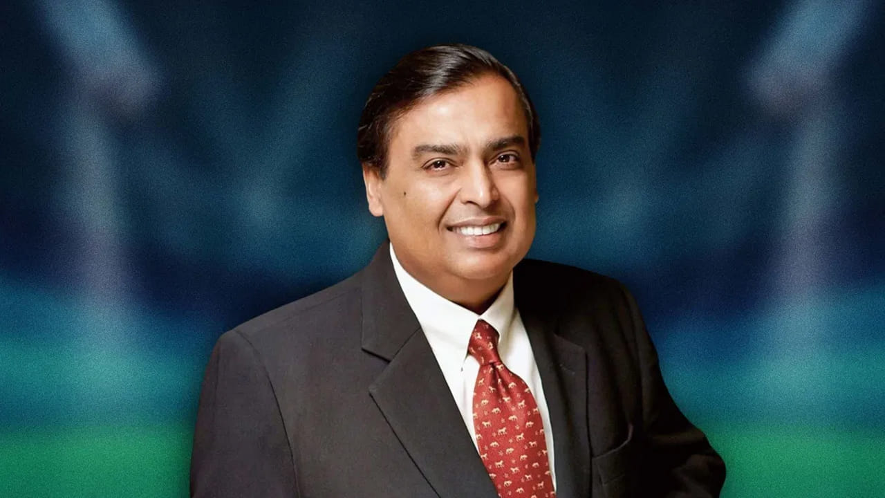  మీరు కూడా ముఖేష్ అంబానీ లాగా విజయం సాధించడం ఎలాగో తెలుసుకోవాలనుకుంటే ఈ ప్రశ్నకు సమాధానాన్ని ఆయన కుమారుడు ఆకాష్ అంబానీ స్వయంగా ఒక ఇంటర్వ్యూలో వెల్లడించారు. జీవితంలో ముందుకు సాగడానికి తన తండ్రే అతిపెద్ద ప్రేరణ అని ఆకాష్ చెప్పాడు. ఆయన తన కుటుంబంతో పాటు తన పనిని కూడా సరైన రీతిలో నిర్వహిస్తారని తెలిపారు.