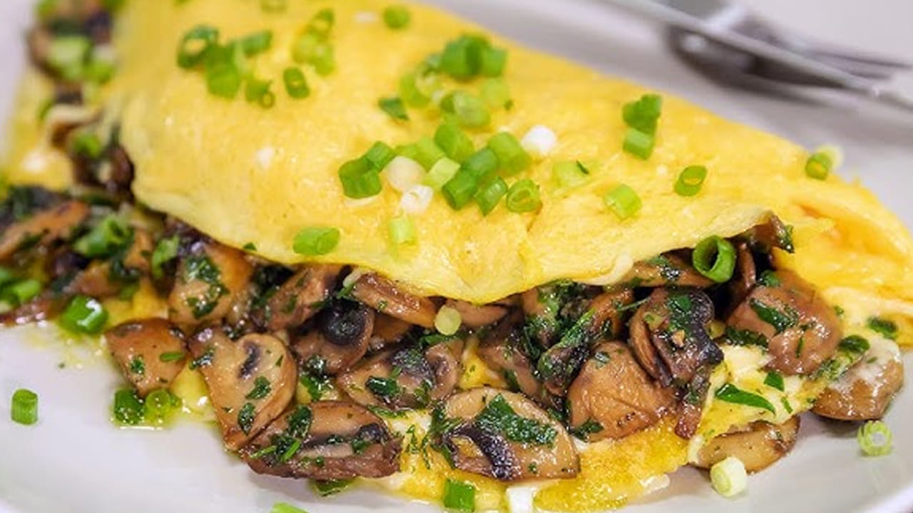 కావాల్సిన పదార్ధాలు : 100 గ్రాముల పుట్టగొడుగులు, 4 కోడిగుడ్లు, ఒక చిన్న ఉల్లిపాయ, 4 పచ్చిమిర్చి, ఒక టేబుల్ స్పూన్ కారం, అర టీ స్పూన్ పసుపు, కొత్తిమీర, అర టీ స్పూన్స్ మసాలా పొడి,  రుచికి తగినంత ఉప్పు, 2 టేబుల్ స్పూన్స్ నూనెను తీసుకోవాలి. 
