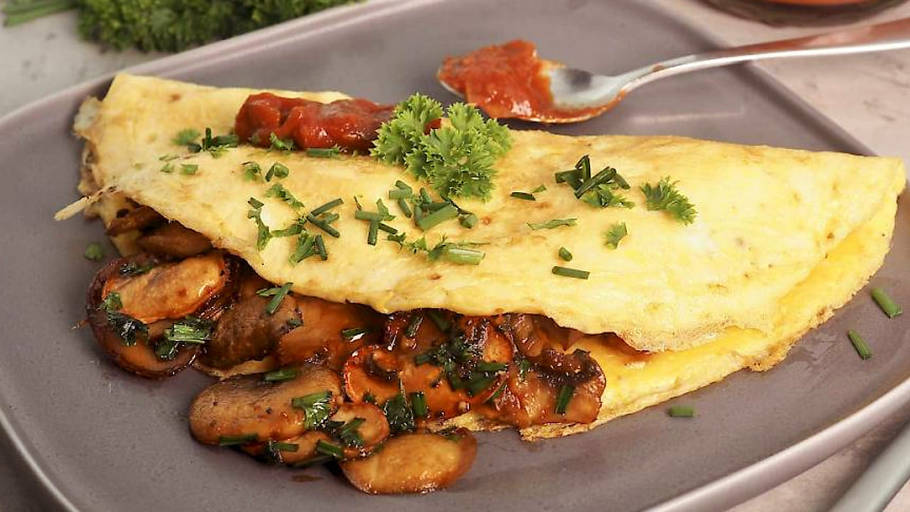 ముందుగా స్టవ్ వెలిగించి పాన్‌లో నూనె వేసి కట్ చేసిన పుట్టగొడుగులను దానిలో సాల్ట్ వేసి నీరు ఉడికించి పక్కన పెట్టుకోవాలి.
