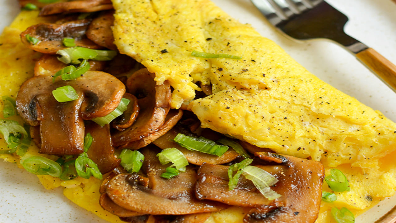 ఇక ఇప్పుడ ఒక బౌల్ తీసుకుని కోడిగుడ్లను బ్రేక్ చేసి దానిలో కట్ చేసిన ఉల్లిపాయ ముక్కలు, పచ్చిమిర్చి ముక్కలు , తరిగిన కొత్తిమీర, మసాలా పొడి కొద్దిగా ఉప్పు వేసి మిక్స్ అయ్యేలా కలుపుకోవాలి.