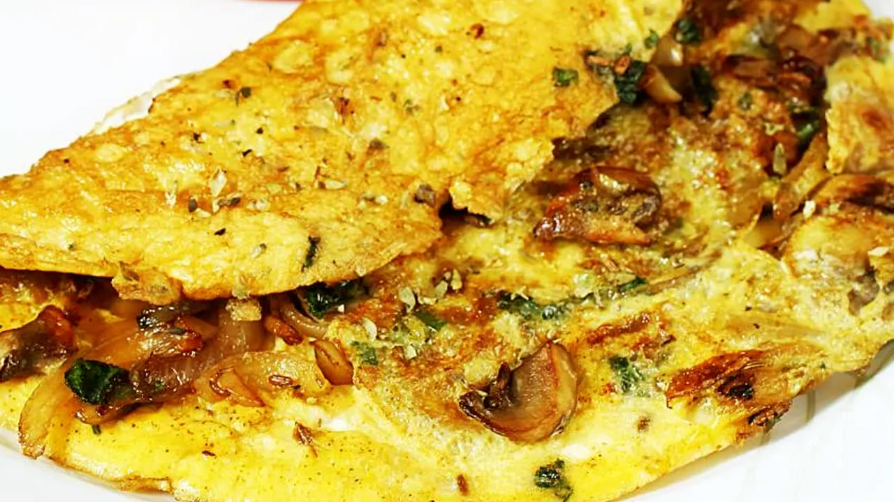 మీడియం మంట మీద పెట్టి  ఒక వైపు గోల్డ్ కలర్ లోకి వచ్చిన తర్వాత రెండో వైపు కూడా తిప్పి ఆమ్లెట్ ను బాగా వేయించుకోవాలి. అంతే, వేడి వేడి మాష్రూమ్ ఆమ్లెట్ రెడీ.