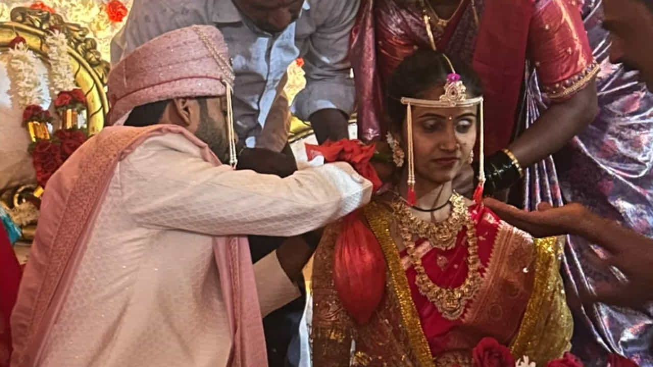 బెల్గాం జిల్లాలోని హుక్కేరి తాలూకా బస్తవాడ గ్రామంలో అరుదైన వేడుక కనువిందు చేసింది. కుల మత విభేదాలపై మానవత్వం సాధించిన విజయం సంచలనంగా మారింది. ముస్లిం దంపతులు మెహబూబ్ నాయక్వాడి, నూర్జన్ తమ దత్తపుత్రుడికి హిందూ హిందూ ఆచారాల ప్రకారం వివాహం చేయడం ద్వారా యావత్ సమాజానికి ఒక ఆదర్శంగా నిలిచారు. ముస్లిం దంపతులు తమ దత్తపుత్రుడికి హిందూ ఆచారాల ప్రకారం వివాహం చేయడం పట్ల ప్రజలు ప్రశంసలు కురిపించారు. పూర్తి వివరాల్లోకి వెళితే..