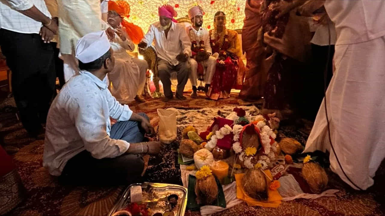 ఆ సమయంలో వారి పక్కనే నివసిస్తున్న మెహబూబ్, నూర్జన్ అనే దంపతులు ముందుకు వచ్చి ఈ ఇద్దరు పిల్లలను దత్తత తీసుకున్నారు. వారి ఐదుగురు పిల్లలతో పాటు వీళ్లను కూడా ప్రేమగా పెంచుకున్నారు. వేర్వేరు మతాలకు చెందిన వారు అయినప్పటికీ వారు ఈ పిల్లలను హిందూ సంప్రదాయం ప్రకారం పెంచారు. చదువు చెప్పించటంతో పాటు ఇతర రంగాలలో పిల్లలకు నైపుణ్యం ఇప్పించారు.