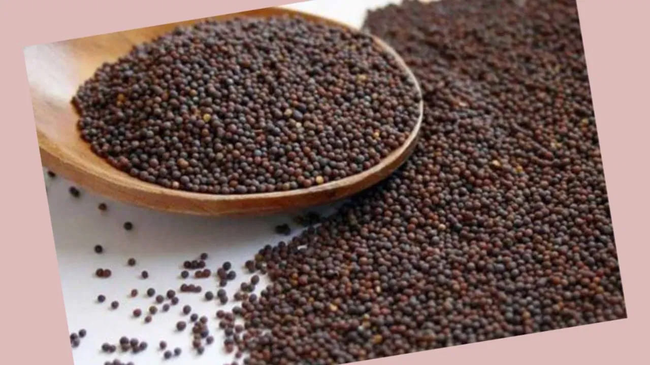 ఆవాలకు సహజ రక్షణ గుణాలు కూడా ఉన్నాయి. ఊరగాయల్లో ఆవాలు వేయడం వల్ల బూజు ఏర్పడకుండా నిరోధించవచ్చు. మాంసం వండేటప్పుడు కొద్దిగా ఆవాలు జోడిస్తే అది త్వరగా బ్రౌన్ అవుతుంది. చేపల కూర వండే ముందు ఉప్పుతో పాటు ఆవాల పొడి కలిపితే చేపలలో ఉండే అసహజ వాసన తగ్గుతుంది.
