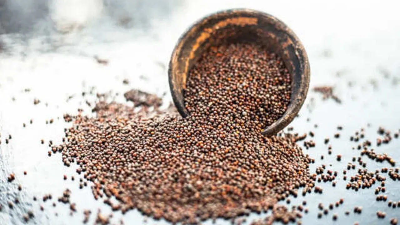 ఆవాల యొక్క పూర్తి ప్రయోజనాలను పొందాలంటే, కూరలో వేసే  ముందు స్వల్పంగా వేయించడం మంచిది. ఆకుకూరలు తయారు చేసే సమయంలో ఆవాలను రుబ్బి వేయడం కంటే స్వల్పంగా దంచి వేయడం వల్ల రుచి, పోషక గుణాలు మరింత మెరుగుపడతాయి.
