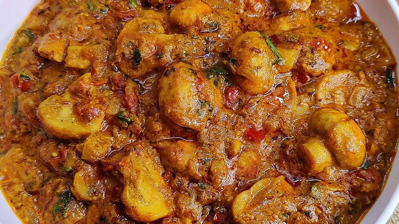 ముందుగా మటన్‌ను రెండు సార్లు కడిగి శుభ్రం చేసి ఒక గిన్నెలోకి తీసుకుని ఆ తర్వాత వాటికీ ఉప్పు, పసుపు పట్టించి పక్కన పెట్టుకోండి. 
ఇప్పుడు పుట్టగొడుగులను తీసుకుని ఉప్పుతో కడిగి శుభ్రపరచుకోండి. 