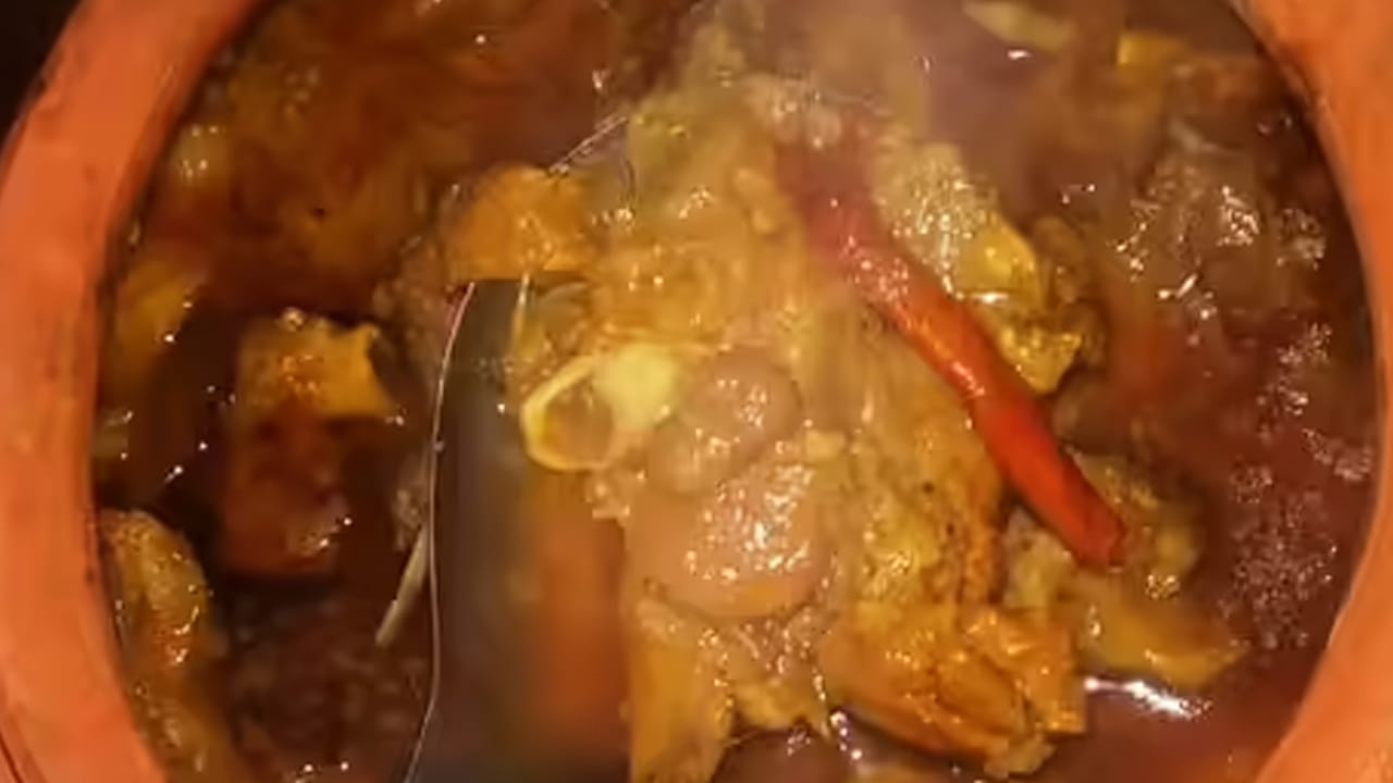 తర్వాత కుండను తీసుకొని శుభ్రంగా కడిగి పక్కన పెట్టుకోవాలి. అది పూర్తిగా ఆరిపోయిన తర్వాత , కుండలోపల కొంచెం నూనె రాయాలి. దీని తర్వాత మనం ముందుగా కలిపి పెట్టుకున్న మటన్ ఇందులో వేయాలి. ఇప్పుడు స్టవ్ ఆన్ చేసి, చాలా తక్కువ స్లిమ్‌లో పెట్టుకొని స్టవ్ పై మటన్ ఉన్న కుండను పెట్టాలి. దానిపైన మూత పెట్టి, గాలి లోపలికి వెళ్లకుండా గోధుమ పిండితో కవర్ చేయాలి. ఇలా చేయడం వలన లోపల ఆవిరిలోనే మటన్ చాలా మెత్తగా ఉడుకుతుంది. ఇది చాలా టేస్టీగా కూడా ఉంటుంది.