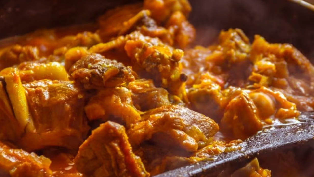 కావాల్సిన పదార్థాలు :  అర కిలో మటన్, 200 గ్రాములు పుట్టగొడుగులు, చిన్న ఉల్లిపాయ, టమోటాలు,   అర టీ స్పూన్ పసుపు, ఒక టేబుల్ స్పూన్ కారం, ఒక టీ స్పూన్  ధనియాల పొడి, అర టేబుల్ స్పూన్  వెల్లుల్లి పేస్ట్, ఒక టీస్పూన్  గరం మసాలా,  రుచికి ఉప్పు, 
3 టేబుల్ స్పూన్స్ నూనె,  కొత్తిమీరను తీసుకోవాలి. 
