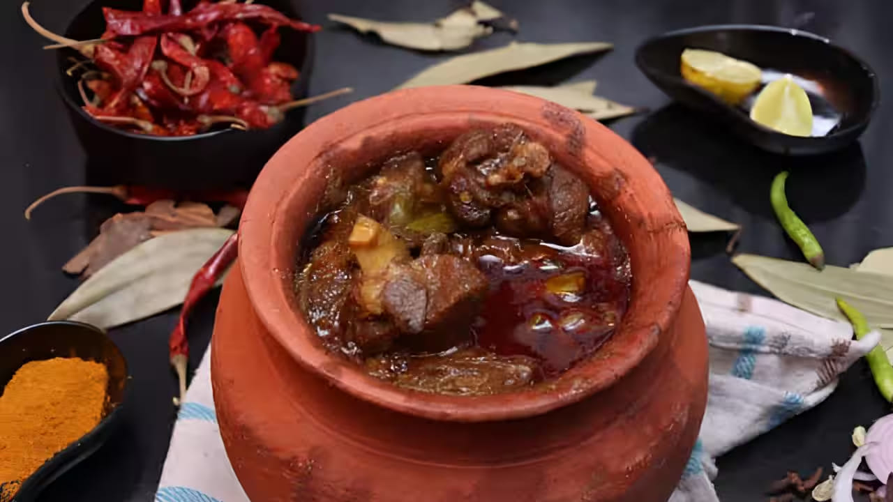 తయారీ విధానం :  ముందుగా ఆవనూనెను తీసుకొని, స్టవ్ ఆన్ చేసి, నూనె వేసి, నూనె మంచిగా మరిగే వరకు వేడి చేయాలి. తర్వాత స్టవ్ ఆఫ్ చేసి నూనెను పక్కన పెట్టుకోవాలి. తర్వాత బౌల్ తీసుకొని అందులో చిన్నగా కట్ చేసిన మటన్ ముక్కల్లోకి ఆనియన్స్, అల్లం వెల్లుల్లి పేస్ట్, కారం, ఉప్పు, కొత్తిమీర, పూదీనా, గరం మసాలా, యాలకులు, బిర్యానీ ఆకులు, పెరుగు, కారం, పసుపు, పైన చెప్పిన అన్నీ వేసుకొని మంచిగా కలుపుకోవాలి.  ఆవ నూనె అందులో వేస్తూ మొత్తం మ్యారినెట్ అయ్యే విధంగా కలిపి పక్క పెట్టుకోవాలి