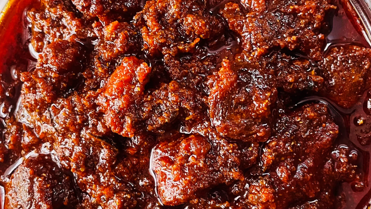 నాన్ వెజ్ లో  మటన్ స్థానం చాలా ప్రత్యేకమైనది. ఎందుకంటే, ఇది అంత ఖరీదైనది. ఒక్కోసారి ఇది కొని తిందామన్నా కూడా దొరకదు. ఇక పండుగ సమయంలో అయితే, ఉదయం పూట క్యూ లో నిలుచుంటే తప్ప దొరకదు. ఎంత ఆలస్యం అయినా పర్లేదు. ఒక్క ముక్క అయినా తినాలని అనుకుంటారు. 
