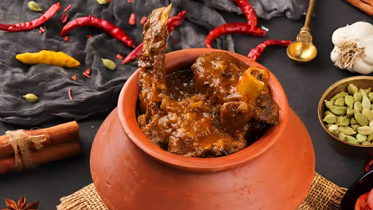 కావాల్సిన పదార్థాలు : మటన్ కిలో, ఉల్లిపాయలు, 3, ఆవనూనె 200 గ్రామలు, ఆనియన్ తరగినవి కప్పు, అల్లం వెల్లుల్లి పేస్ట్ రెండుటీ స్పూన్స్, పెరుగు రెండు టీ స్పూన్స్, బిర్యానీ ఆకు రెండు, దాల్చిన చక్కె చిన్న ముక్క, లవంగాలు 5, మిరియాలు వన్ టీ స్పూన్, నల్ల యాలకులు2, ధనియాల పొడి రెండు టీస్పూన్స్, కారం రెండు టీస్పూన్స్, పసుపు అరటీ స్పూన్, గరం మసాలా వన్ టీస్పూన్, ఉప్పు రుచికి సరిపడ, కొత్తి మీర తరిగినది వన్ కప్పు, మెంతి నాలుగు నుంచి ఐదు రెబ్బలు, మట్టి కుండ మటన్ ఉడకడానికి సరిపడ సైజులో ఉన్నది.