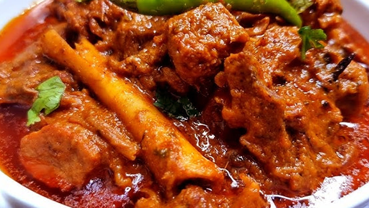 చివర్లో కుక్కర్ మూత తీసి, పుట్టగొడుగులను వేసి 20 నిమిషాల పాటు మీడియం మంట మీద ఉంచండి. ఇప్పుడు దించే ముందు 
కొత్తిమీర వేసి ఐదు నిముషాలు ఉంచి దించేయండి. అంతే, వేడి వేడి మష్రూమ్ మటన్ కర్రీ. 