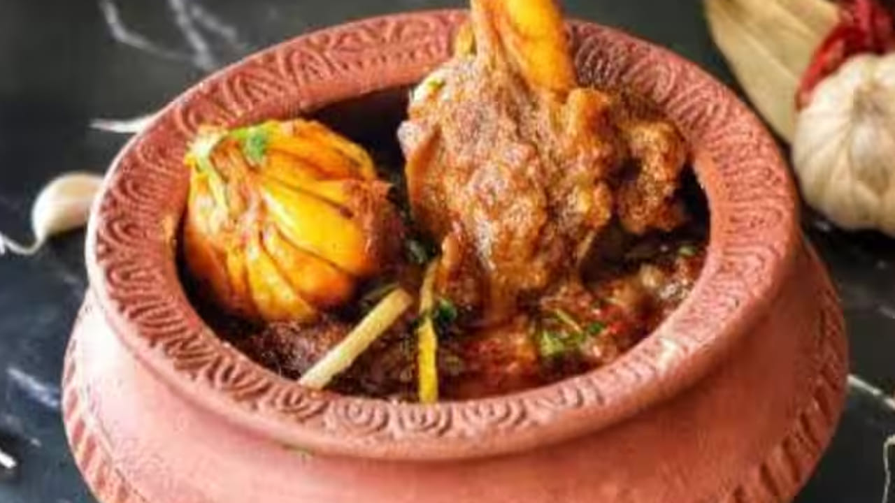 దాదాపు గంట సేపు కుండపైనే మటన్‌ను మెత్తగా ఉడికించాలి. కానీ ప్రతి పది నిమిషాలకు ఒకసారి మటన్‌ను కుదుపుతూ ఉండాలి. కుండను కదిలిస్తూ ఉండాలి. ఇలా చేయడం వలన మటన్ మాడిపోకుండా ఉంటుంది.