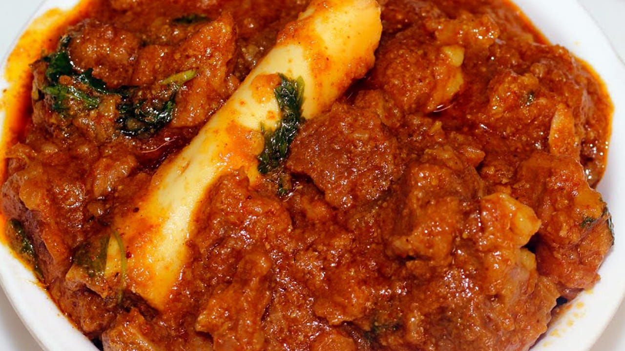 దోసకాయ మటన్ కూడా ఎలా చేయాలంటే: మటన్ తీసుకుని పసుపుతో శుభ్రం చేసి రుచికి తగినంత ఉప్పు, అర టీ స్పూన్ పసుపు, ఒక టీ స్పూన్ అల్లం-వెల్లుల్లి పేస్ట్, ఒక టీ స్పూన్ కారం, కొద్దిగా పెరుగు/నిమ్మరసం పట్టించి 30 నిమిషాలు నానబెట్టాలి.
