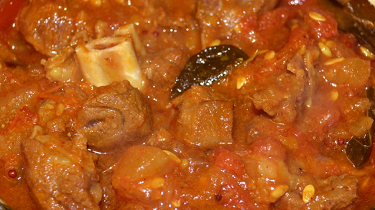 ఇప్పుడు స్టవ్ వెలిగించి కుక్కర్‌ ను పెట్టి  దానిలో రెండు టేబుల్ స్పూన్స్ ఆయిల్ చేసి దాచిన చెక్క, యాలకులు,  లవంగాలు, కట్ చేసి  ఉల్లిపాయ ముక్కలు, మిర్చి ముక్కలు వేసి బాగా వేయించాలి.
