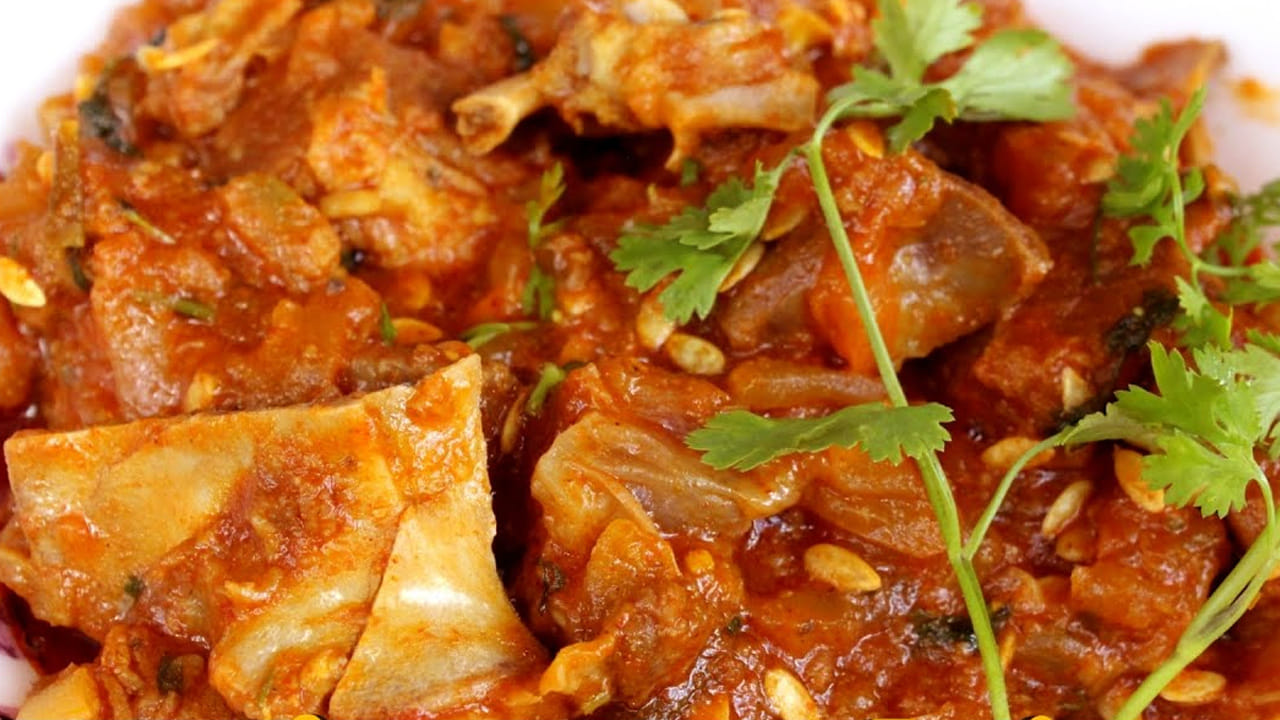 ఇప్పుడు దానిలో మటన్ వేసి ఆ మిశ్రమం  ఉడికే వరకు బాగా వేయించాలి. దోసకాయ ముక్కలు, దానిలో రెండు గ్లాస్ లు నీళ్ళు  పోసి, కుక్కర్ మూత పెట్టి 6 విజిల్స్ వచ్చే వరకు అలాగే ఉంచాలి. 
