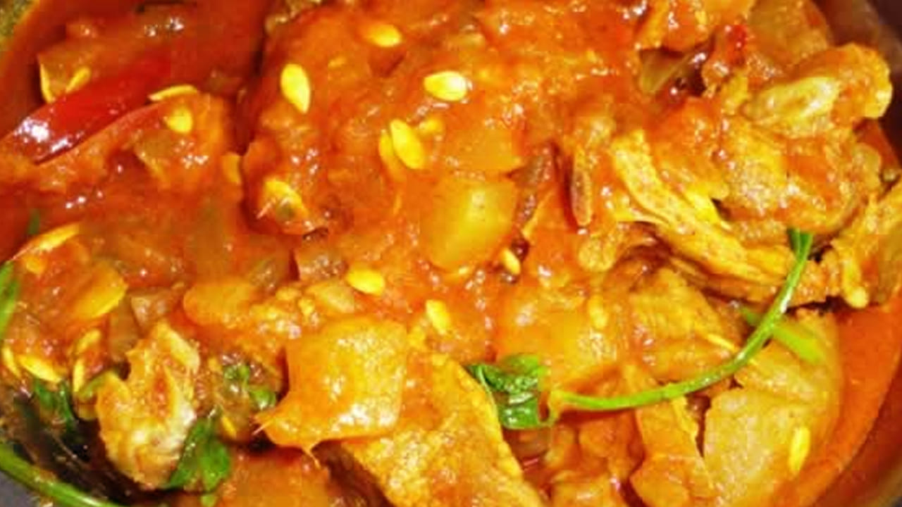 మటన్, దోసకాయ ముక్కలు బాగా ఉడికిన తర్వాత  దానిలో కొద్దిగా కొత్తిమీర, చికెన్ మాసాలాలు వేసి  కిందకు దించేయాలి. అంతే వేడి వేడి మటన్ దోసకాయ కూర రెడీ. 
