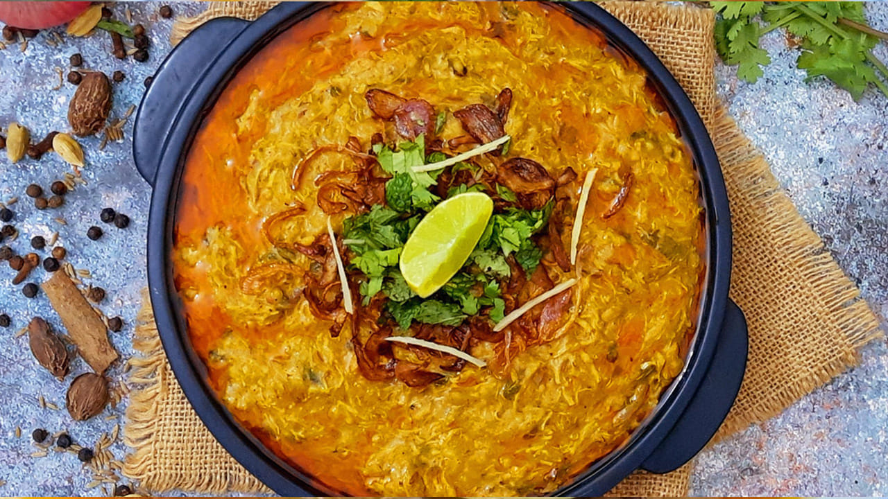 తర్వాత అందులో పెరుగు, నెయ్యి, ఉప్పు , కారం , వేసి కొన్ని కొన్ని నీళ్లు పోస్తూ, బాగా మెత్తగా ఉడికించుకోవాలి. ముక్క ముట్టుకుంటే, విరిగిపోయే విధంగా మటన్ ఉడకాలి. అప్పుడే హాలీమ్ టేస్ట్ చాలా అద్భుతంగా ఉంటుందంట. దీని తర్వాత నానబెట్టిన పప్పులు, బియ్యం, రవ్వ, ఒక బౌల్ లో వేసి వీటిని కనీసం ఐదు నిమిషాల పాటు ఉడికించుకోవాలి. నాన బెట్టడం వలన ఇది చాలా త్వరగా ఉడికిపోతుంది, ఇవి చల్లారిన తర్వాత దీనిని మిక్సీ పట్టి, పక్కన పెట్టుకోవాలి. 