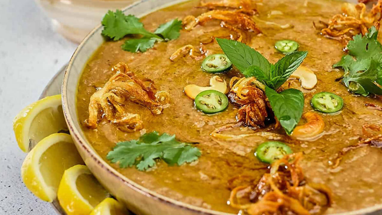 కావాల్సిన పదార్థాలు : గోధుమ రవ్వ ఒక కప్పు, బార్లీ గింజలు, మినప పప్పు, శనగ పప్పు, పెసర పప్పు, ఎర్ర కంది పప్పు, మూన్ లెస్ మటన్ 500 గ్రాములు, దాల్చిన చెక్క, లవంగాలు, యాలకులు, షాజీరా, మిరియాలు, గులాబీ రేకులు , ఉల్లిపాయలు, పసుపు, అల్లం వెల్లుల్లి పేస్ట్, కారం, ఉప్పు, పచ్చిమిర్చి,  పుదీనా ఆకులు, స్వచ్ఛమైన నెయ్యి, నూనె, ఉప్పు, నిమ్మకాయలు, జీడిపప్పు, బాదం.