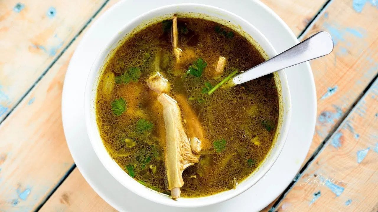 మటన్ బోన్‌ సూప్: మేక ఎముకలతో తయారు చేసిన సూప్ అనేక ఆరోగ్య ప్రయోజనాలను అందిస్తుంది. ఈ సూప్ తాగడం వల్ల ఇన్ఫెక్షన్లు తగ్గుతాయి. జలుబు లేదా ఎముక బలహీనత వంటి సమస్యలతో బాధపడేవారు మటన్ బోన్ సూప్ తాగితే మంచి వెంటనే ఉపశమనం పొందవచ్చు. ఇది రక్తంలో హిమోగ్లోబిన్ స్థాయిలను పెంచడంలో, ఎముకలను బలోపేతం చేయడంలో సహాయపడుతుంది. అలాగే రోగనిరోధక శక్తిని కూడా పెంచుతుంది. 