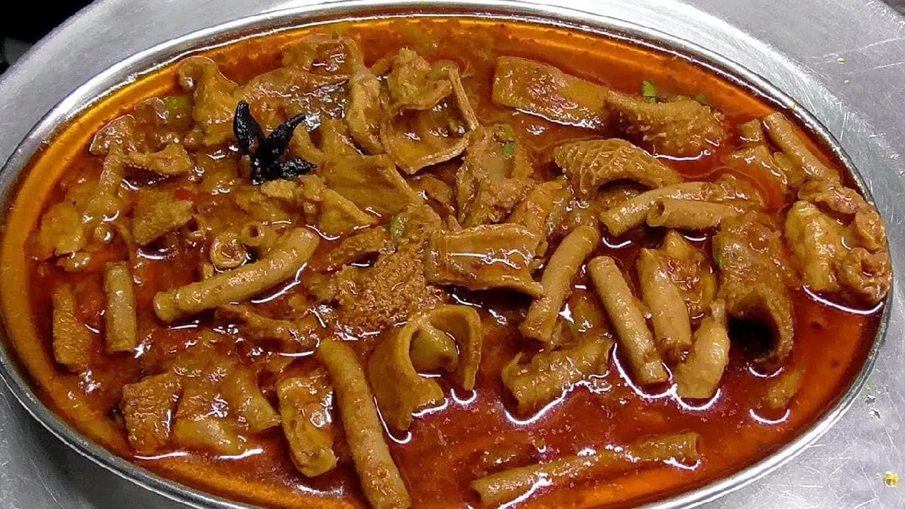 మటన్ బోటి: మటన్ బోటి అంటే మేక పేగులు, వివిధ పోషకాలతో సమృద్ధిగా ఉంటుంది. ఇందులో విటమిన్ ఎ, బి12, డి, ఇ, కె వంటి ముఖ్యమైన విటమిన్లు ఉంటాయి. మటన్ బోటిని ఉడికించిన లేదా వేయించిన కూరగా తినడం వల్ల పేగు ఆరోగ్యం మెరుగుపడుతుంది. ఇది జీర్ణవ్యవస్థకు ప్రయోజనం చేకూర్చడమే కాకుండా శరీర రోగనిరోధక శక్తిని కూడా పెంచుతుంది.