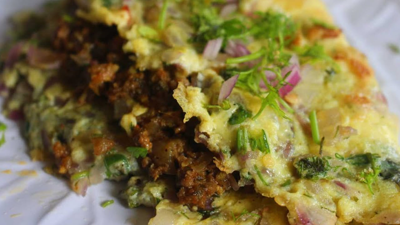 కావాల్సిన పదార్ధాలు : 150 గ్రాములు మటన్, 3 కోడి గుడ్లు, ఉల్లిపాయ ముక్కలు, 3 పచ్చిమిర్చి, ఒక టేబుల్ స్పూన్ అల్లం వెల్లుల్లి పేస్ట్,  అర టీ స్పూన్ మసాలా పొడి,  కారం, అర టీ స్పూన్ పసుపు, కొద్దిగా ఉప్పు, ఒక టేబుల్ స్పూన్ నూనెను తీసుకోవాలి.  
