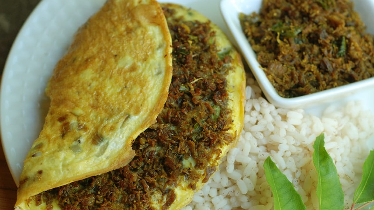 
మెత్తని మటన్ ను తీసుకుని వేడి నీళ్లలో కడిగి డానికి  కొద్దిగా ఉప్పు, అర టీ స్పూన్ పసుపు, ఒక టేబుల్ అల్లం వెల్లుల్లి పేస్ట్ వేసి ముక్కలకు పట్టించి పక్కన గిన్నెలో ఉడకబెట్టి పెట్టుకోవాలి. 
