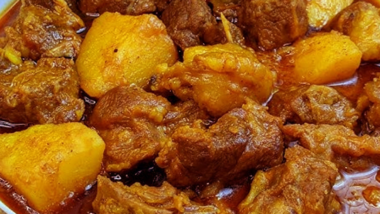 ముందుగా మటన్ ముక్కలను తీసుకుని బాగా కడిగి పక్కన పెట్టుకోవాలి. ఇప్పుడు పచ్చి బొప్పాయిని తీసుకుని తురుమి దానిలో 
 పసుపు, కారం, ఉప్పు, ఒక కప్పు పెరుగు, అల్లం వెల్లుల్లి పేస్ట్, అన్ని కలిపి 30 నిముషాల పాటు పక్కాన పెట్టుకోవాలి. 