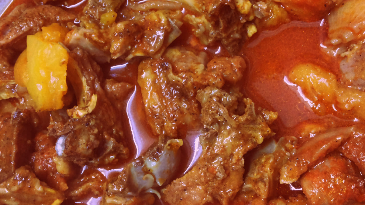 ఇక ఇప్పుడు మూత పెట్టి సన్నని మంటపై అలాగే ఉంచి మటన్ ఉడికే వరకు అలాగే ఉంచండి. గ్రేవీ కావాలనుకునే వారు కొంచం నీళ్ళు పోసి 10 నిముషాలు అలాగే ఉంచి కొత్తిమీర వేసి కిందకు దించేయండి. అంతే, వేడి వేడి పచ్చి బొప్పాయి మటన్ కూర రెడీ. 
