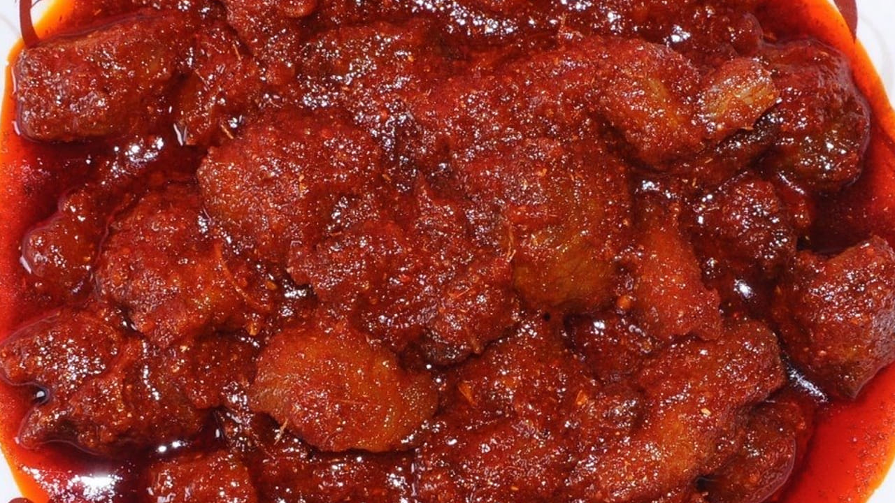 ముందుగా మటన్ ను బాగా కడిగి శుభ్రపరచుకోండి. ఆ తర్వాత దానిని పాన్ లో బాగా ఉడికించి, ఆ తర్వాత రంగు మారే వరకు బాగా వేయించాలి. మటన్ మెత్తగా అయితే, తినడానికి కూడా రుచిగా ఉంటుంది. 