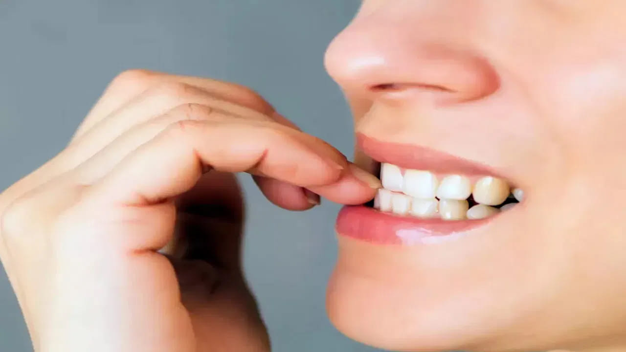  గోళ్లు కొరకడం అనేది కేవలం అందానికి సంబంధించిన విషయం కాదు.. అది మీ ఆరోగ్యానికి సంబంధించిన ప్రశ్న. చిన్న వయసులోనే ఈ అలవాటును గుర్తిస్తే త్వరగా మానుకోవచ్చు. సమస్య తీవ్రంగా ఉంటే డాక్టర్‌ను సంప్రదించడం ఉత్తమం.
