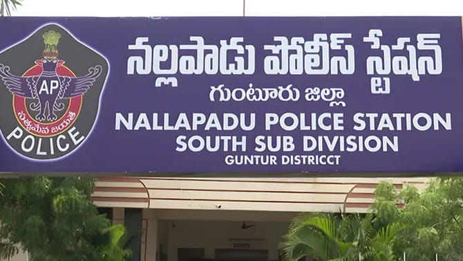 అంబటి కోసం గడ్డపారతో వచ్చిన టీడీపీ కార్యకర్త..