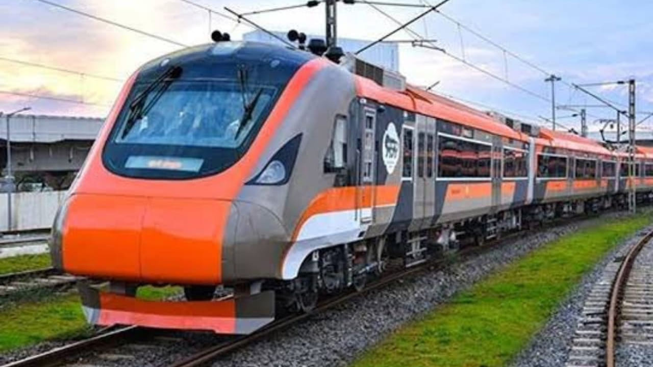 తెలంగాణకు కేంద్ర ప్రభుత్వం మరో గుడ్‌న్యూస్ అందించింది. తెలంగాణకు నమో భారత్ రిజినల్ రాపిడ్ ట్రాన్సిట్ సిస్టమ్ కారిడార్ ప్రకటించింది. దేశంలోని వివిధ మెట్రో సిటీలను సమీపంలోని పట్టణాలతో కనెక్ట్ చేసేందుకు రైల్వే వ్యవస్థను విస్తరించాలని కేంద్రం భావిస్తోంది. అందులో భాగంగా 2900 కిలోమీటర్ల మేర రాపిడ్ ట్రాన్సిట్ సిస్టమ్ కారిడార్లను నిర్మించనుంది. ఇందులో భాగంగా హైదరాబాద్-వరంగల్ మధ్య కూడా రైలు కారిడార్ నిర్మించనున్నట్లు ప్రకటించింది.