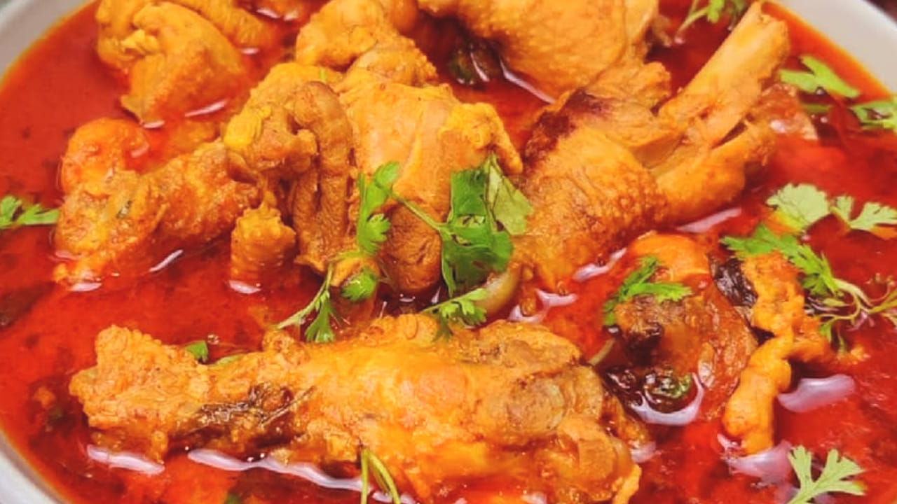 నాటుకోడి ముక్కలను మీడియం సైజులో కొట్టించండి. ఇలా చేయడం వలన నాటుకోడి మాంసం మెత్తగా ఉడుకుతుంది.
అంతేకాదు, నాటుకోడిలో ఎముకలు ఎక్కువగా ఉంటాయి కాబట్టి, ఆ పార్ట్స్ వరకు చిన్నగా ముక్కలుగా కట్ చేసుకోవాలి.