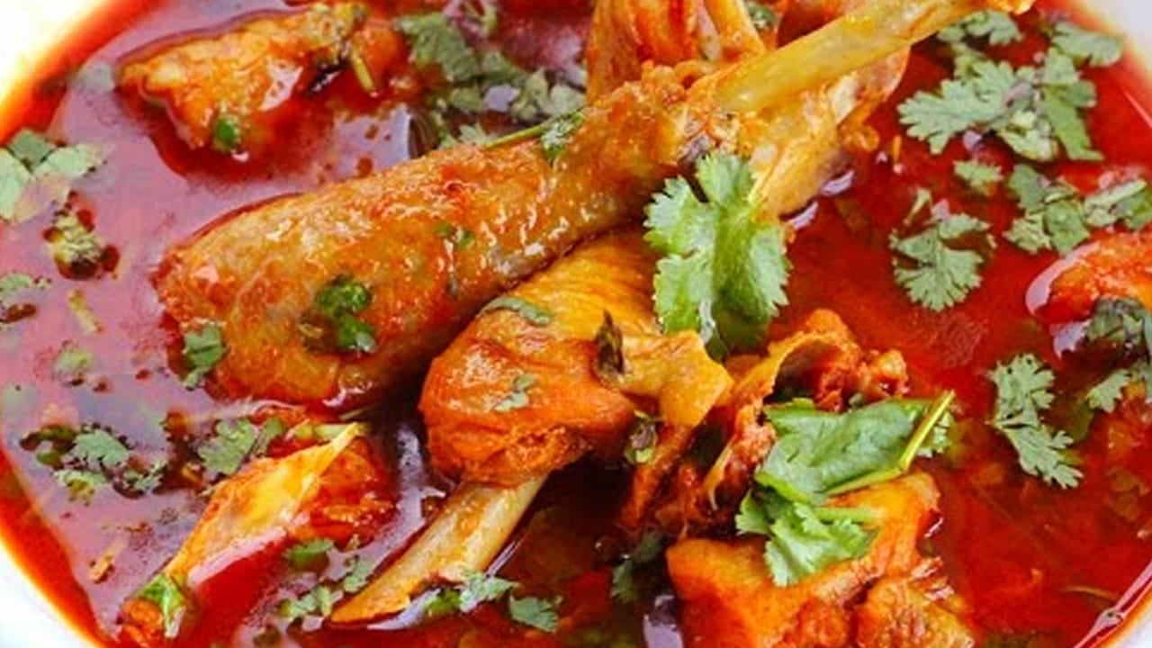 
​ముందుగా నాటుకోడి మాంసాన్ని తీసుకుని బాగా కడిగి పెట్టుకోవాలి. ముందుగా మాంసాన్ని మ్యారినేట్ చేసుకోవాలి. దీని కోసం 
ఒక గిన్నెను తీసుకోండి. అలాగే,పెరుగును కూడా తీసుకోండి. 