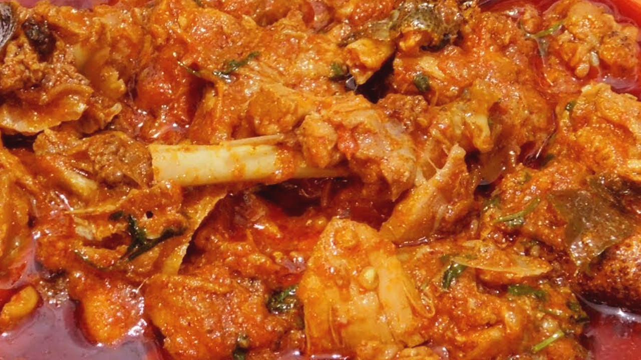 ఒక టేబుల్ స్పూన్ పసుపు, ఒకటిన్నర టీస్పూన్ కారం, ఒక టేబుల్ స్పూన్ అల్లం వెల్లుల్లి పేస్ట్, అర టీ స్పూన్ నల్ల మిరియాల పొడి, 3 టీ స్పూన్ల ఉప్పు ను తీసుకుని. వీటన్నింటితో మిక్స్ అయ్యేలా బాగా కలుపుకోండి.