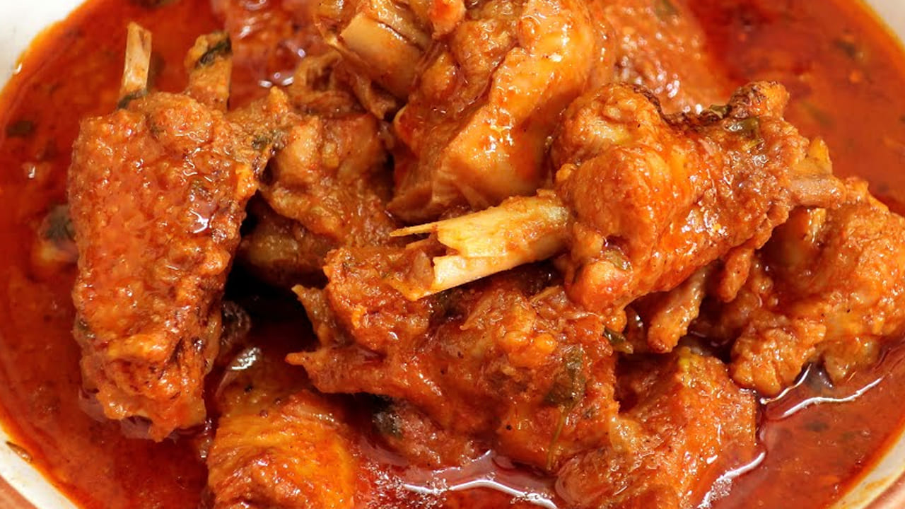 ముందుగా నాటుకోడి మాంసం తీసుకుని మ్యారినేట్ చేయాలి. దీనికి మాంసం, కొద్దిగా ఉప్పు, అర టీ స్పూన్ పసుపు, ఒక టేబుల్ స్పూన్  అల్లం వెల్లుల్లి పేస్ట్ వేసి అర్దగంట పాటు ఉంచితే  మాంసం త్వరగా మెత్తబడుతుంది.
