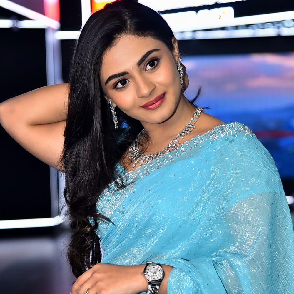 టాలీవుడ్ లో కొత్త ముద్దుగుమ్మల హవా కనిపిస్తుంది. యంగ్ హీరోలు కొత్త హీరోయిన్స్ తో సినిమాలు చేయడానికి ఎక్కువ ఆసక్తి చూపిస్తున్నారు. ఈ చిన్నది చేసిన మూడు సినిమాలతో హిట్స్ అందుకుంది. ఆమె నయన్ సారిక. ఆనంద్ దేవరకొండ నటించిన గం గం గణేషా అనే సినిమాతో పరిచయం య్యింది.