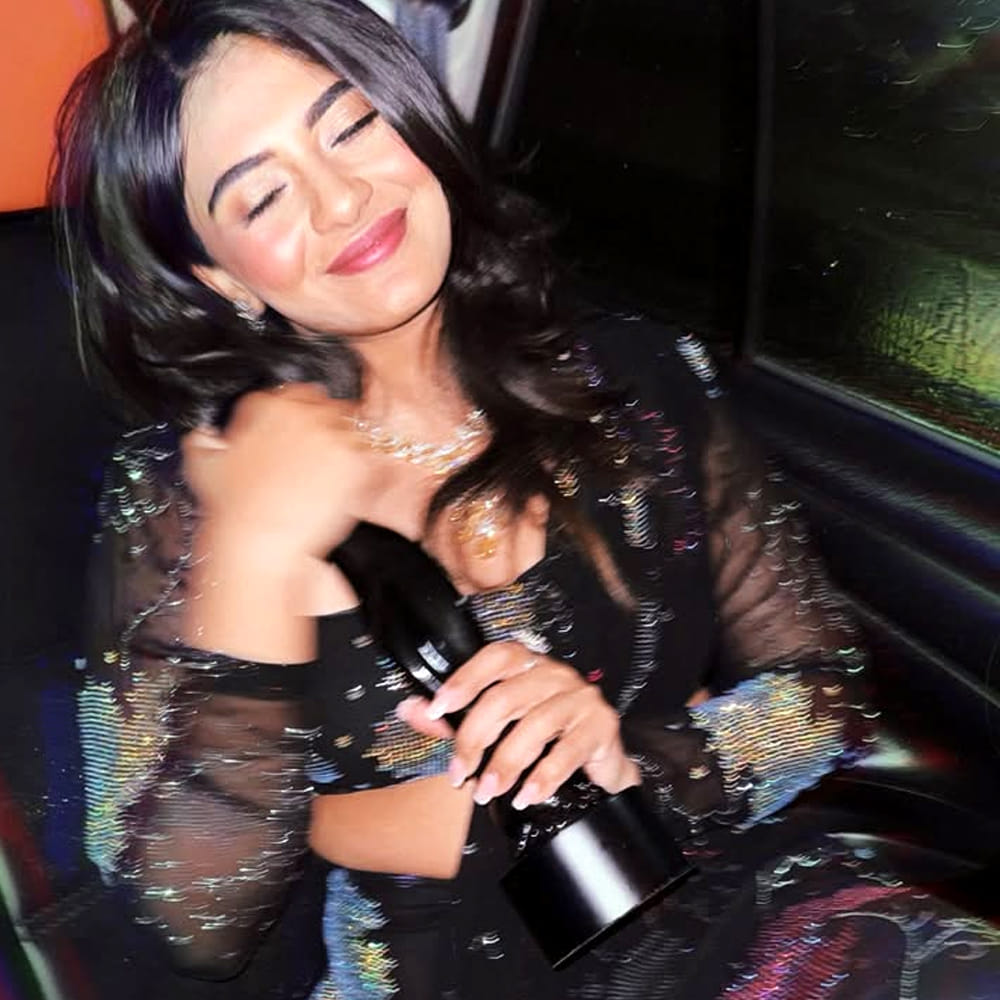 ఇక ఈ అమ్మడు సోషల్ మీడియాలో పెద్దగా యాక్టివ్ గా ఉండదు. కానీ అడపాదడపా తన ఫొటోలతో అభిమానులను ఆకట్టుకుంటుంది. ఈ చిన్నదాని ఫోటోలు ఇప్పుడు నెట్టింట వైరల్ అవుతున్నాయి. ఈ చిన్నదాని ఫోటోల పై మీరూ ఓ లుక్కేయండి.