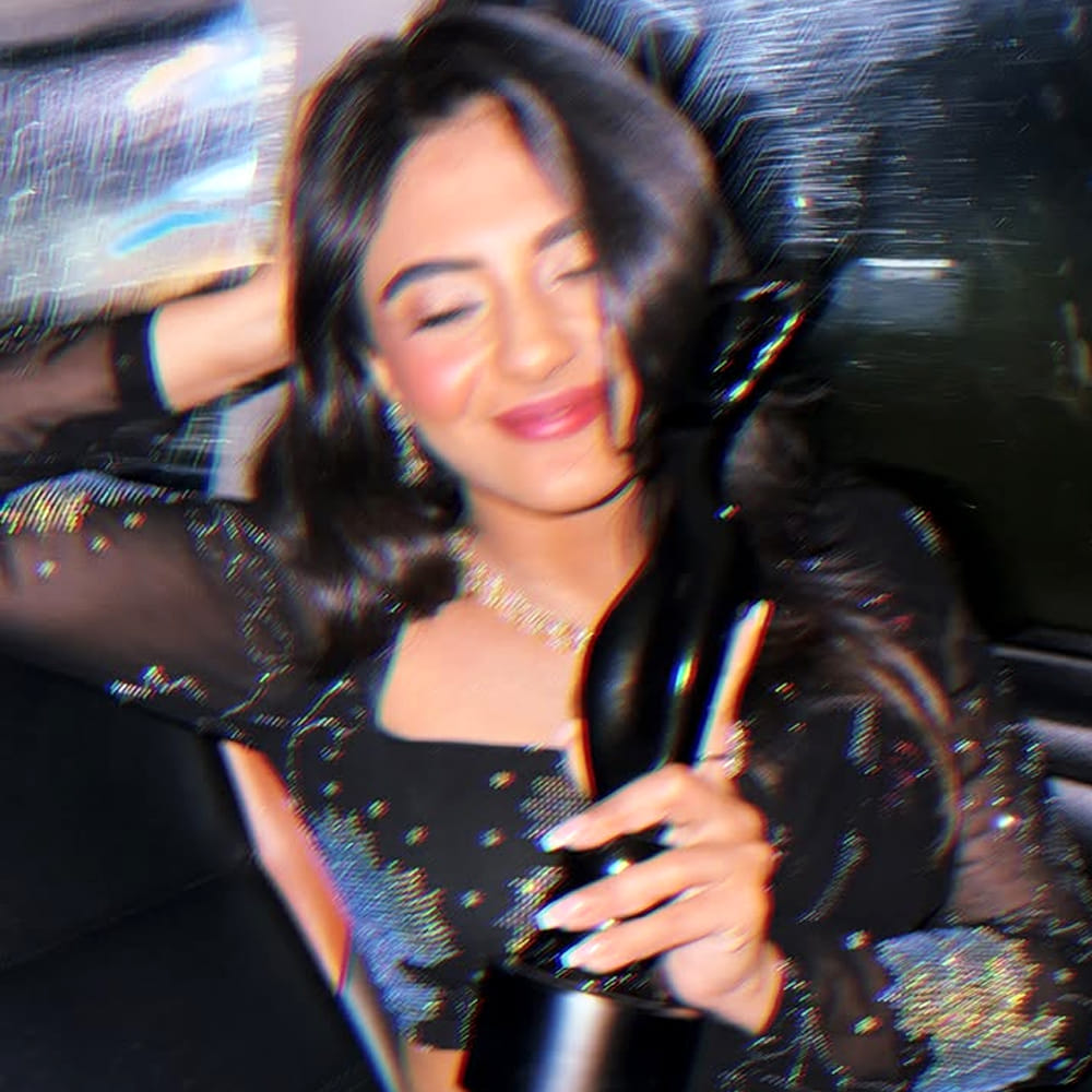 కిరణ్ అబ్బవరం ఈ సినిమాతో మంచి విజయాన్ని అందుకున్నాడు. ఆ సినిమానే క. డిఫరెంట్ కాన్సెప్ట్ తో తెరకెక్కిన క మంచి విజయాన్ని అందుకుంది. క సినిమాలో ముద్దుగుమ్మ తన నటనతో మరోసారి ప్రేక్షకులను ఆకట్టుకుంది. ఈ రెండు సినిమాలు మంచి విజయాలు అందుకోవడంతో సారిక లక్కీ హీరోయిన్ గా మారిపోయింది.