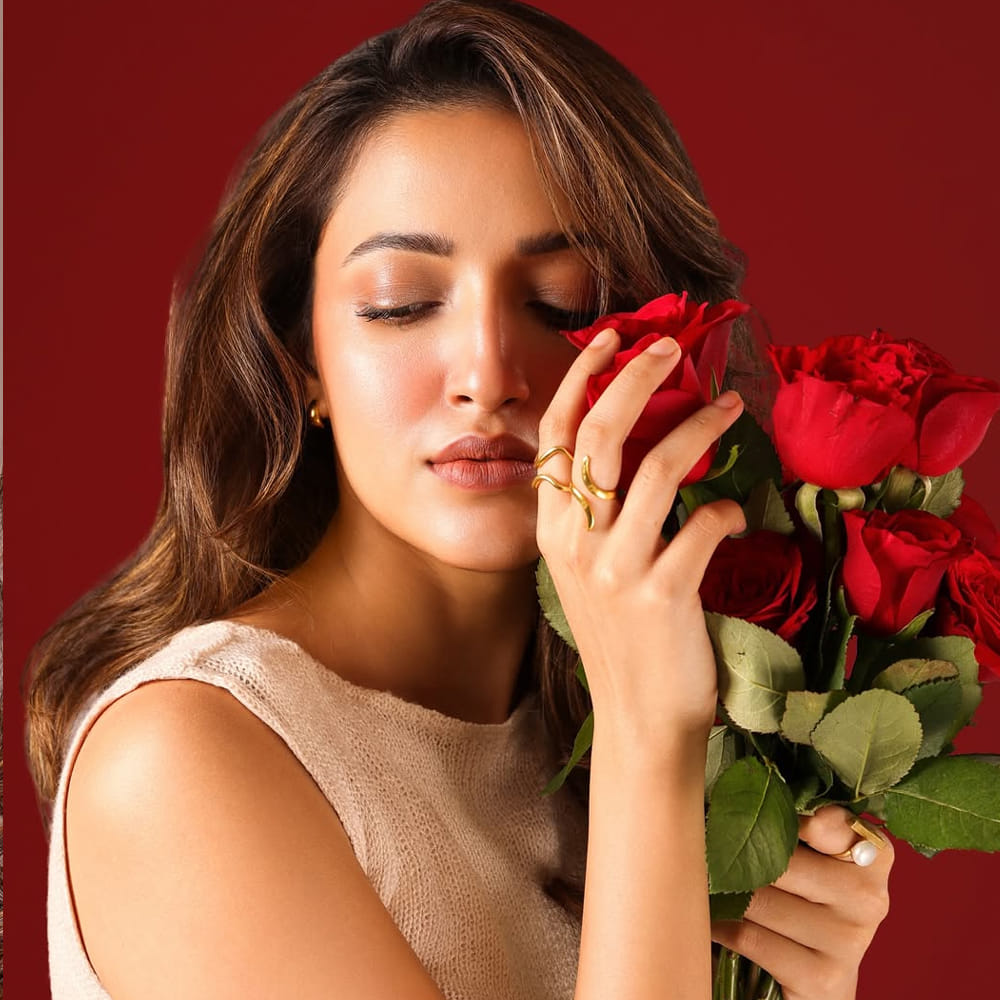  కానీ అలా జరగలేదు. చాలా కాలంగా సరైన బ్రేక్ కోసం చూస్తున్న నేహా.. ఇటీవల పవర్ స్టార్ పవన్ కళ్యాణ్ నటించిన ఓజీ చిత్రంలో స్పెషల్ సాంగ్ చేసింది. కానీ థియేటర్లలో మాత్రం ఈ బ్యూటీ స్పెషల్ సాంగ్ తొలగించి చివరకు యూట్యూబ్ లో రిలీజ్ చేసింది చిత్రయూనిట్. 