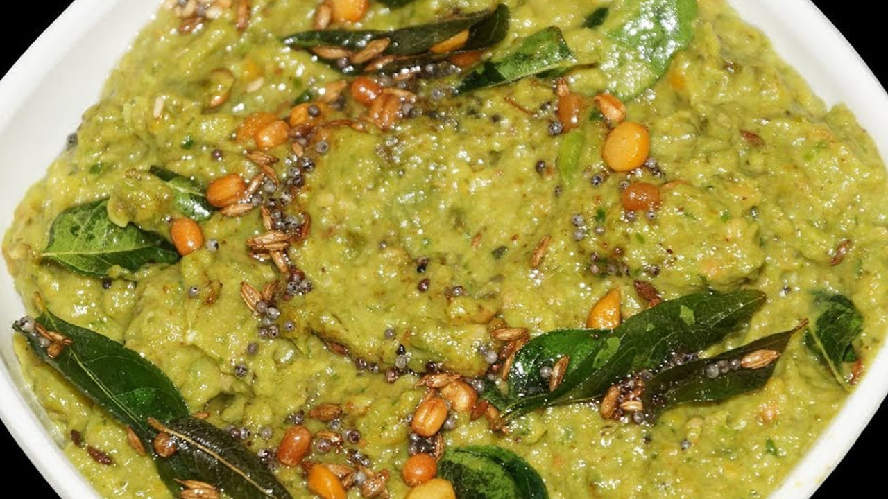 
కావల్సిన పదార్ధాలు: నేతి బీరకాయ, 3 టమాటాలు, 5 పచ్చిమిర్చి, చింతపండు, రెండు టేబుల్ స్పూన్స్ నూనె, రుచికి సరిపడా ఉప్పు ,  
వెల్లుల్లి రెబ్బలు 5, కరివేపాకును, పోపు గింజలు తీసుకోవాలి. 
