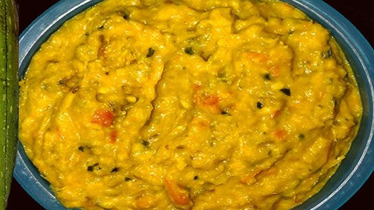 
ముందుగా స్టవ్ వెలిగించి పాన్ పెట్టి దానిలో ఆయిల్ వేసి అది వేడయ్యాక, కట్ చేసిన పచ్చిమిర్చి, నేతి బీరకాయ ముక్కలు, టమాటాలు,  కొద్దిగా చింతపండు వేసి నూనెలో బాగా వేయించాలి.