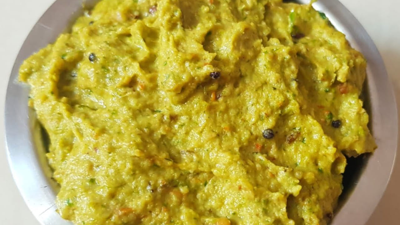 ఇప్పుడు ఈ మిశ్రమాన్ని తీసుకుని రోటిలో వేసుకుని దానిలో తగినంత ఉప్పు, వెల్లుల్లి వేసి బరకగా రోట్లో దంచుకోవాలి. 
