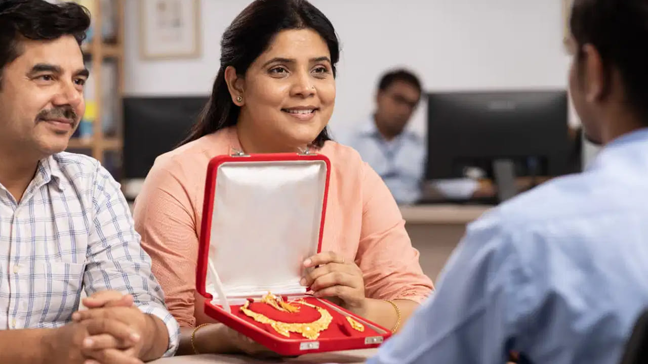 ఏ బంగారానికి లోన్ వస్తుంది: అన్ని రకాల బంగారంపై బ్యాంకులు లోన్ ఇవ్వవు. బంగారు ఆభరణాలు, బంగారు నాణేలకు మాత్రమే లోన్లు ఇస్తాయి.  24 క్యారట్ గోల్డ్ బార్లు, బిస్కెట్లు, గోల్డ్ ETFలు లేదా మ్యూచువల్ ఫండ్స్‌పై లోన్ రాదు. ఆర్‌బీఐ నిబంధనల ప్రకారం ప్రైమరీ గోల్డ్ లోన్లకు అనర్హం.
