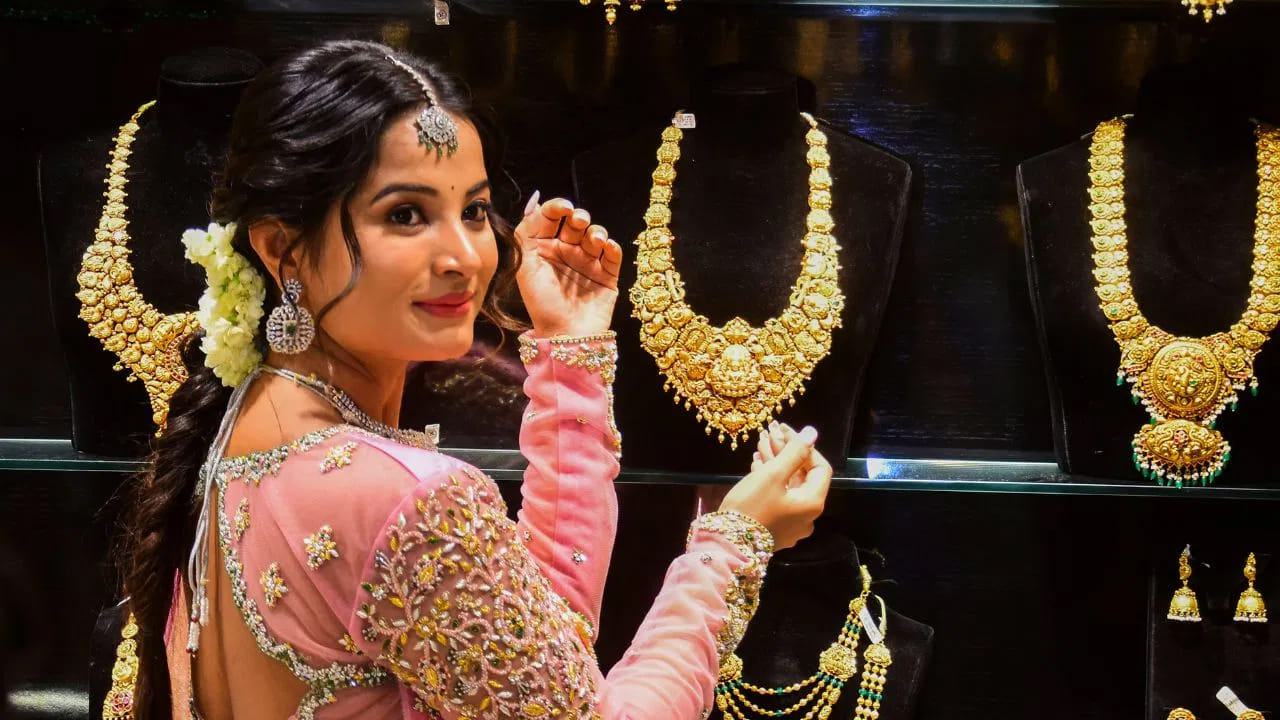 ఎలా లెక్కిస్తారు?: బ్యాంకులు మీ ఆభరణాల్లోని రాళ్లు లేదా వజ్రాల బరువును పరిగణనలోకి తీసుకోవు. కేవలం నికర బంగారం బరువును మాత్రమే చూస్తారు. గత 30 రోజుల సగటు ధర లేదా ముందు రోజు ముగింపు ధరలో ఏది తక్కువైతే దాన్నే ప్రామాణికంగా తీసుకుంటారు.
