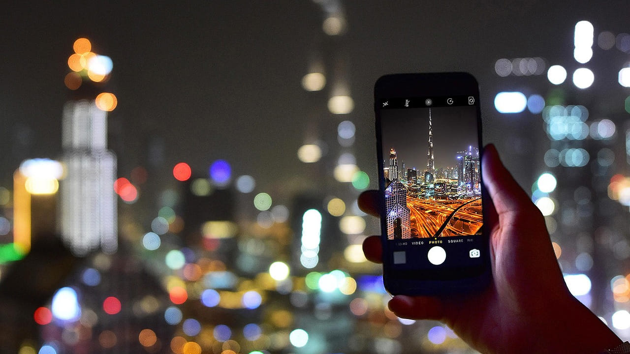 పర్యాటకులను ఆకర్షిస్తున్న ప్రధాన అంశాలు: చారిత్రక కట్టడాల వెలుగులు..ఆగ్రాలోని తాజ్ మహల్, ఢిల్లీలోని ఎర్రకోట వంటి కట్టడాలు రాత్రిపూట విద్యుత్ కాంతుల్లో మెరిసిపోతూ పర్యాటకులకు సరికొత్త అనుభూతిని ఇస్తున్నాయి.స్టార్ గేజింగ్..కాలుష్యానికి దూరంగా నక్షత్రాలతో నిండిన ఆకాశాన్ని చూడటం కోసం లడఖ్, జైసల్మేర్ వంటి ప్రాంతాలకు పర్యాటకులు క్యూ కడుతున్నారు.